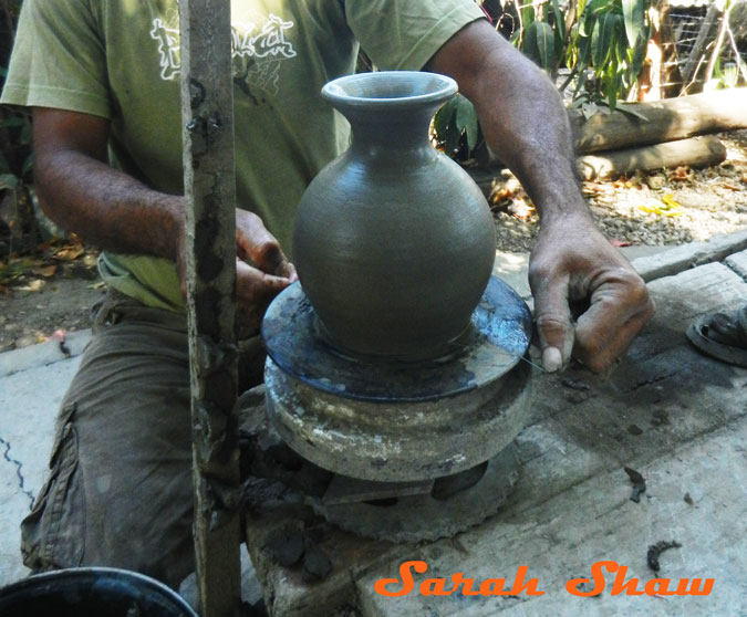 Using a wire to slice a pot of the wheel in Guatil, Costa Rica