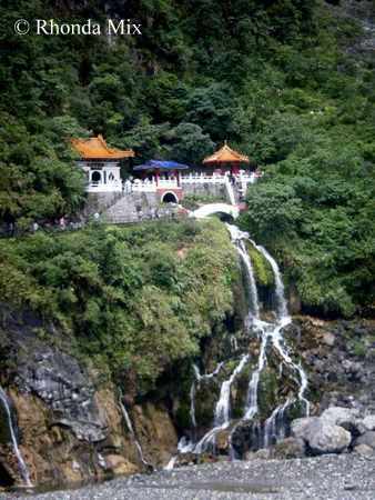 temple in taroko gorge