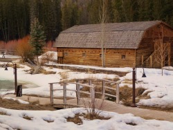 The barn with pond at Rainbow Ranch Lodge