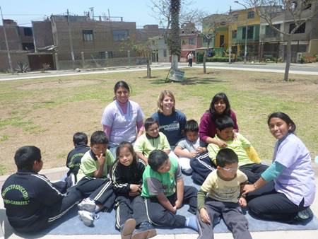 Volunteers with kids Anjo Gabriel Peru