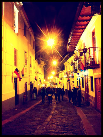 Quito-laronda-street-night