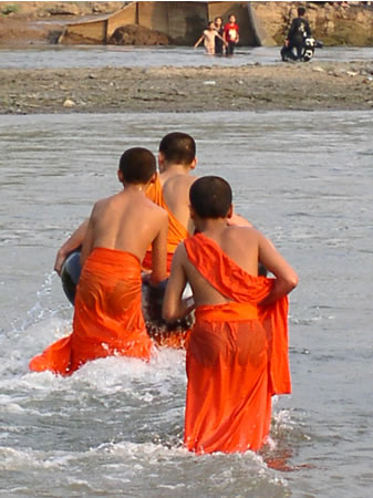 Luang-Prabang-monks-swimming