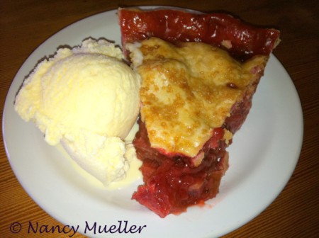 StrawberryRhubarbPie (450 x 336)