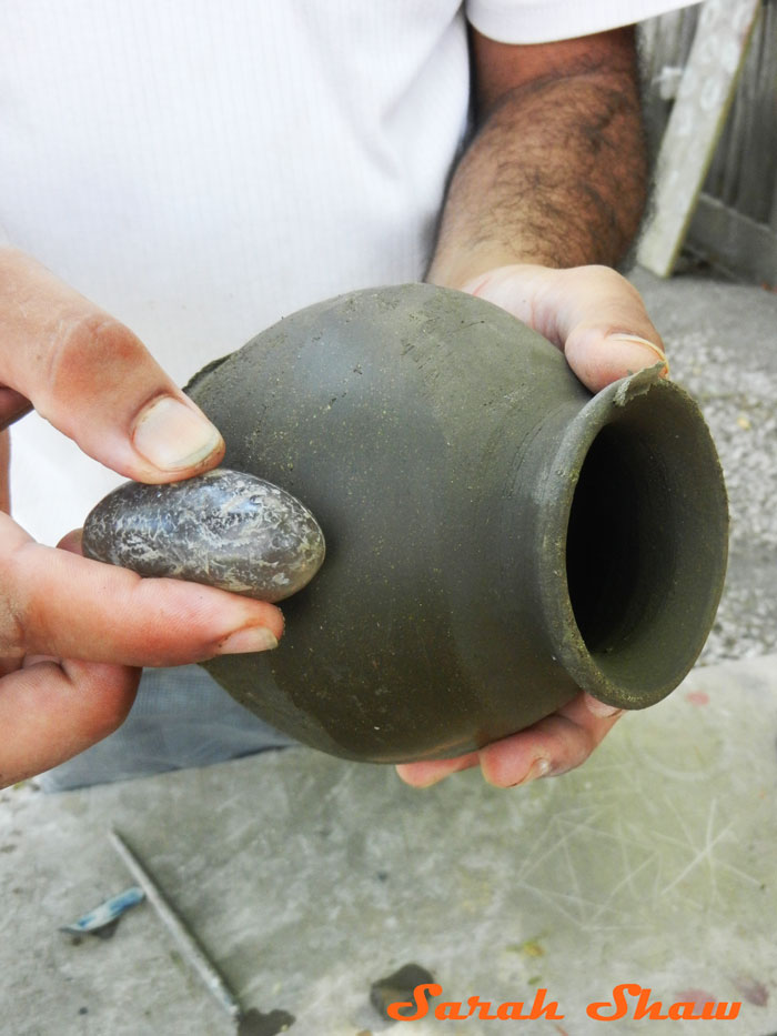 Burnishing with a piece of quartz in Guatil, Costa Rica