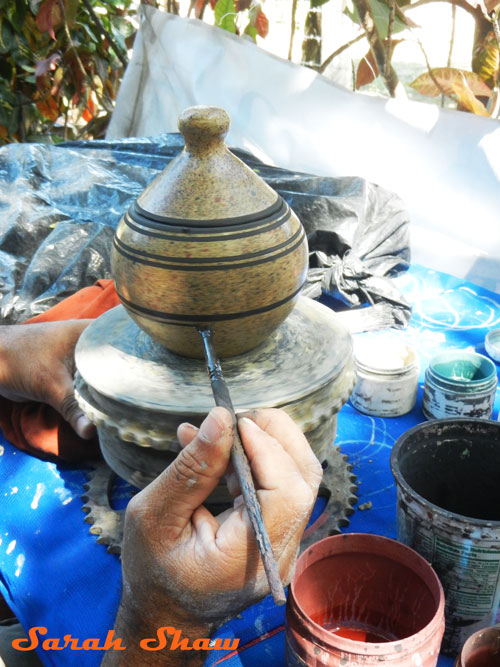 Adding stripes to a lidded jar in Guatil, Costa Rica