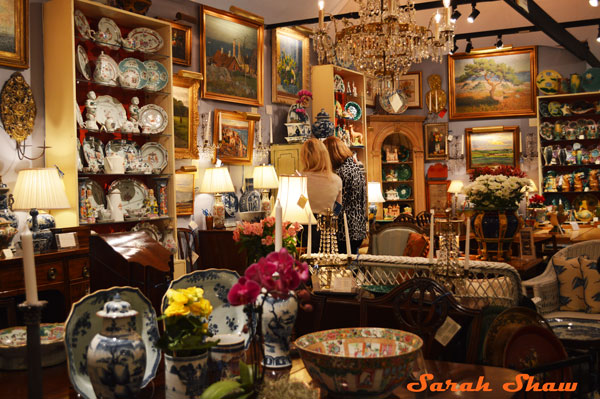 Lynda Willauer Antiques exhibit space at the Antique and Garden Fair, Chicago