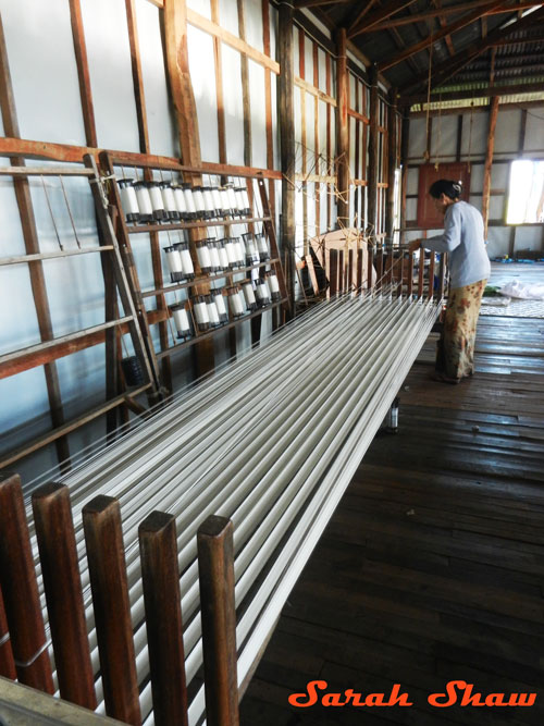 Measuring out the warp at Khit Sunn Yin in Lake Inle, Myanmar