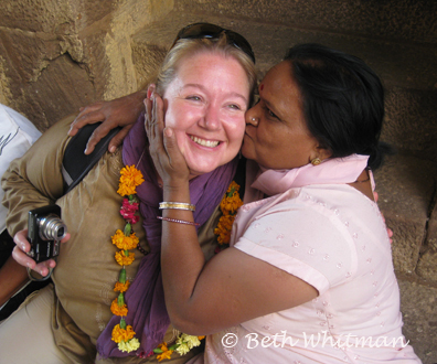Sarah with woman in Jaisalmer