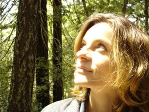 Woman-Looking-Up-in-Forest