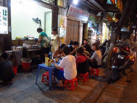 Vietnam Sidewalk Eating